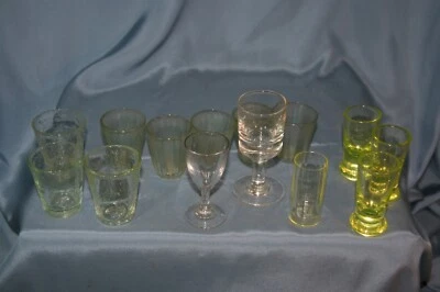 lot de 14 petits verres anciens à liqueur **. - Photo 1/4