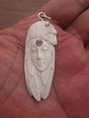 Colgante de hueso tallado de oso de diosa de juego de astas de ciervo con amatista y paca de plata Foto 1 de 4
