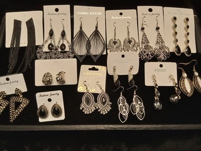 Lote de 15 pares de pendientes perforados de diferentes colores negros bisutería pendientes  Foto 1 de 4