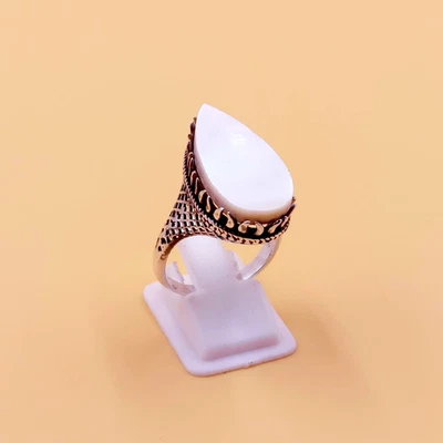 Anillo de piedras preciosas de madreperla hecho a mano, anillo de plata de ley 925. Foto 1 de 4