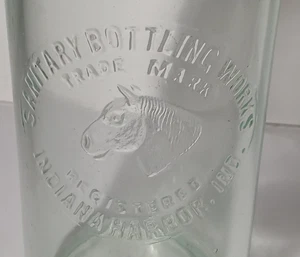 1920s Sanitary Bottling Works Indiana Harbor Indiana bottiglia di soda cavallo grafica - Foto 1 di 16