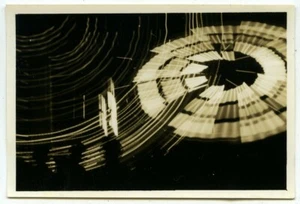 Japon. Japan. Fête foraine. Jeux de lumière en pose longue. Manège. Années 30. - Picture 1 of 1