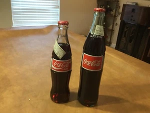 2 volle Coco Cola Flaschen. 1996 500 ml und 355 ml - Bild 1 von 8