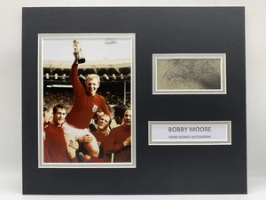 RAR Bobby Moore England signiertes Foto Display + COA 1966 WORLD CUP FINAL - Bild 1 von 4