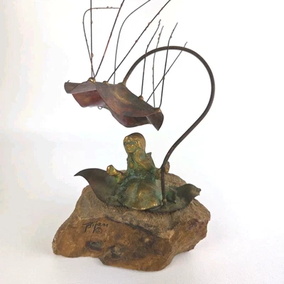 Escultura de colección Bijan de latón y cobre Pulgarcita bajo la lluvia firmada por artista *Leer* Foto 1 de 4