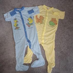 Vintage 80er Dr. Denton Baby Schlafanzug Einteiler Kleidung Enten Katzen Kätzchen 12 M - Bild 1 von 12
