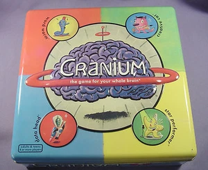 Juego de Mesa CRANIUM Edición Especial Lata 2002 Cerebro Adolescentes Adultos Falta Arcilla - Imagen 1 de 9