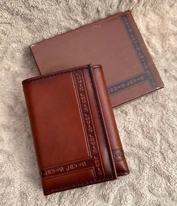 Difícil de encontrar Nuevo en caja Cartera LEVI's de Colección Años 70 con Pestaña Naranja Triple Pliegue Cuero de Vaca Repujado - Imagen 1 de 9