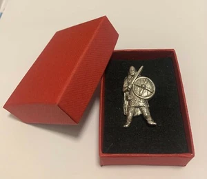 VIKING WARRIOR PLATA PIN DE PELTRE BROCHE SOLAPA ROJO CAJA DE REGALO CUMPLEAÑOS NAVIDAD - Imagen 1 de 4