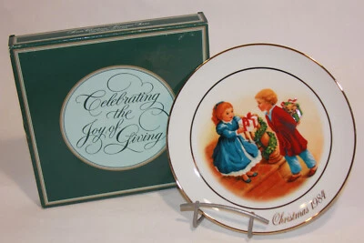 Plato de Navidad Celebrando la Alegría de Dar Plato de Coleccionista Decoración de Navidad Foto 1 de 4