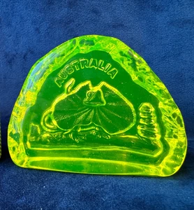 Uranium Glass Frilled Neck Lizard Australia Solid Paperweight in Vaseline Czech - Picture 1 of 19