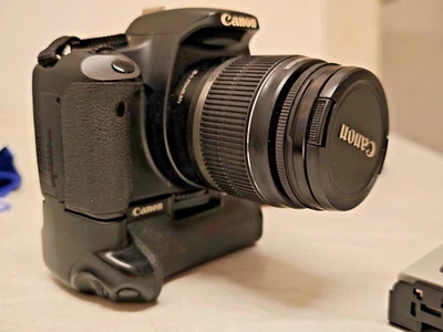 Canon EOS 450D 12,2MP DSLR mit zwei Objektiven, Blitzlicht, und großem Rucksack - Bild 1 von 4