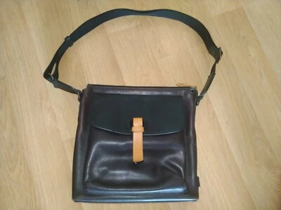 Bolso Bandolera Unisex Tumi Bridel Santa Monica Latimer Cuero en Asfalto Foto 1 de 4