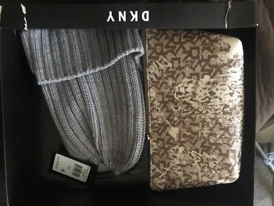DKNY BLANCO ACANALADO POM GORRO SOMBRERO Y LOGOTIPO BOLSA CONJUNTO DE REGALO PRECIO DE VENTA SUGERIDO POR EL FABRICANTE $138 ROXY ROSE Foto 1 de 2