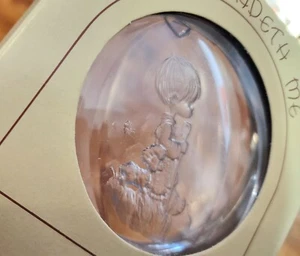 1981 He Leadeth Me Precious Moments 3,25" redondo acrílico adorno intaglio nuevo de stock - Imagen 1 de 2