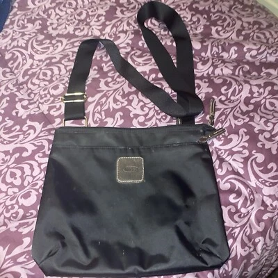 Bandolera pequeña de viaje Bric's de nailon negra con logotipo marrón oscuro Foto 1 de 4