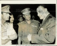1970 Press Photo Gamal Abdel Nasser greets Arab leaders after peace bid, Egypt