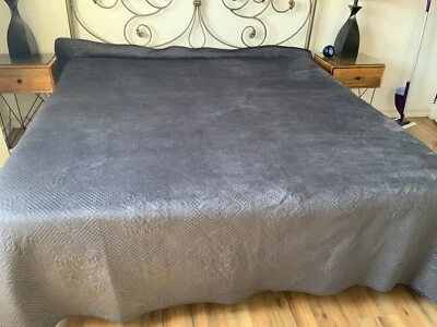 NICOLE MILLER VELVET MEDALLION king  COVERLET QUILT - blue 106x93 - Image 1 of 4