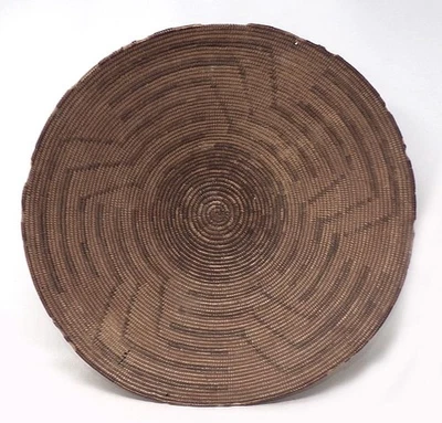 BANDEJA CESTA NATIVA AMERICANA SIGLO XIX - 18" DIA. - ¿APACHE? - SUPERFICIE OSCURA - MUY BUEN ESTADO Foto 1 de 4