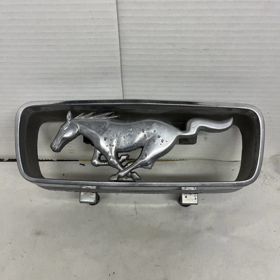 Ford Mustang 1966 parrilla caballo corral emblema original usado C6ZB-8A224-A-66171 Foto 1 de 4