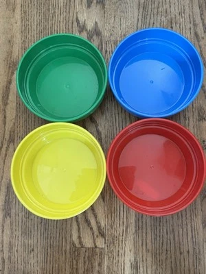 Platos Crayola en platos azules, rojos, amarillos y verdes Foto 1 de 2