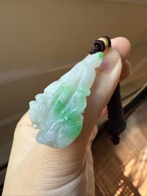 Colgante de jadeíta verde grado A genuino sin tratar 純天然翡翠A貨 正陽綠 手工雕 白菜 百財 Foto 1 de 4
