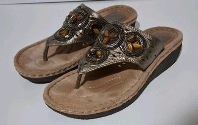 Sandalias de Tanga Clarks Artesanal Joya Cuero Cuentas Tonos Tierra Cuña Baja Talla 7M Foto 1 de 4