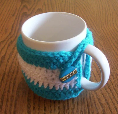 Caneca de café aconchegante mão crochê turquesa e branca abotoada - Imagem 1 de 3