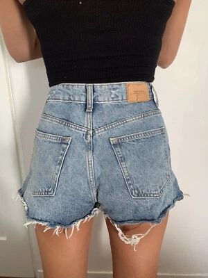 Pantalones Cortos Bershka Denim Cintura Alta Desgastados Corte con Dobladillo Paso, Talla 2 Foto 1 de 4