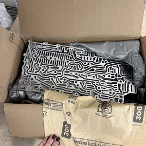 2015-2022 CHEVROLET COLORADO TRANSMISSION VALVE BODY ASSEMBLY 24251431 OEM - Foto 1 di 3