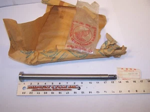 HONDA GL1000 GOLDWING NEW REAR WHEEL AXLE 42301-371-000  GL 1000  1976-1978  lm - Picture 1 of 12