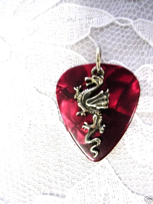COLLAR COLGANTE CON ENCANTO DRAGÓN CLÁSICO DE PELTRE PÚA GUITARRA ROJA SANGRE PROFUNDA Foto 1 de 1