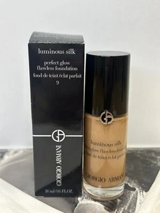 Nuevo en caja Giorgio Armani ~ 9.0 Bronceado Profundo ~ Base de Seda Luminosa 18 ml - Imagen 1 de 6