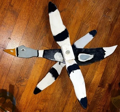 Adorno vintage de madera ARTE POPULAR concierto giratorio pato volador patio ganso Foto 1 de 4