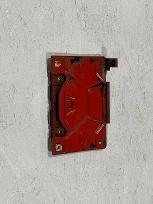 1970 - 73 Firebird 后车牌支架/燃气门带拉片 OE GM 479516 — 第 1/2 张图片