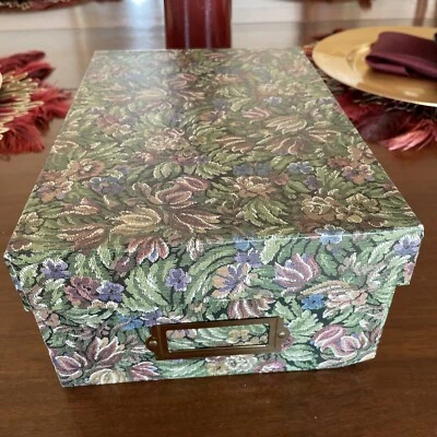 Caja de almacenamiento organizadora de diseño con soporte para etiquetas de metal - 11" x 8" x 4" usada Foto 1 de 4