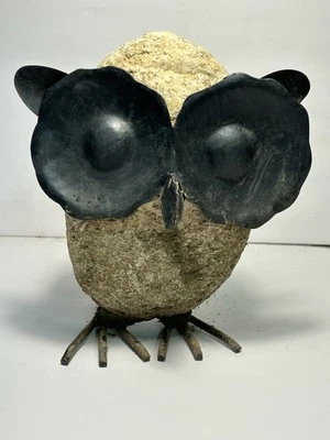 Estátua rústica de coruja gasto pedra falsa com olhos e pés de metal - Imagem 1 de 4