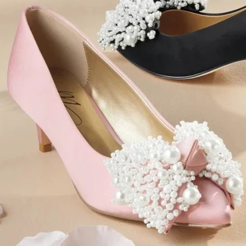 尺寸 6M 人造珍珠粉色缎面蝴蝶结泵 带 2 英寸中跟 Midnight Velvet 出品 — 第 1/1 张图片