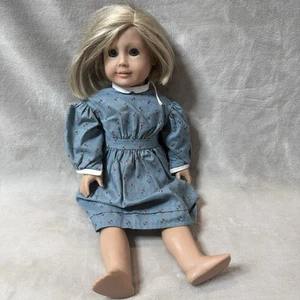 Amerikanisches Mädchen PLEASANT CO. PUPPE IM RUHESTAND blonde Haare mit Kirsten Larson Kleid - Bild 1 von 10