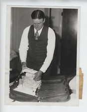 1935 JOE CRONIN BASEBALL HALL OF FAME VINTAGE PHOTO 6X8 INCHES BAT HOLDING