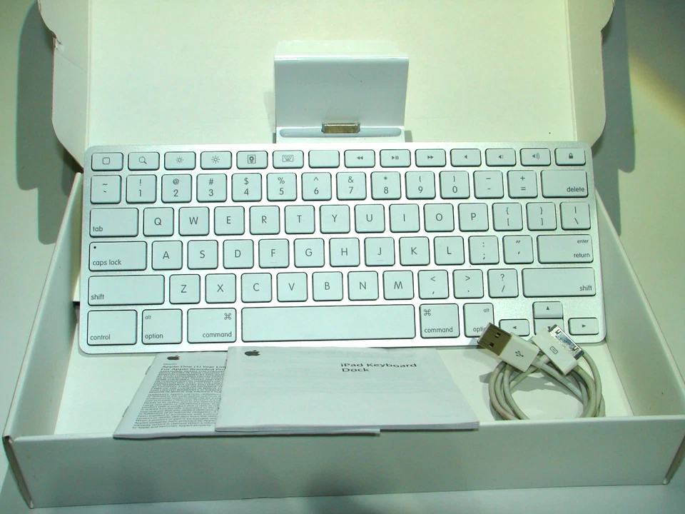 Apple iPad Keyboard Dock A1359 30-Pin 1st, 2nd,3rd Gen Charge Sync cable incl. - Image 1 of 4