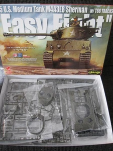 US Medium Tank M4A3E8 Sherman mit T66 Tracks von Asuka im Maßstab 1:35 *NEU* - Bild 1 von 1