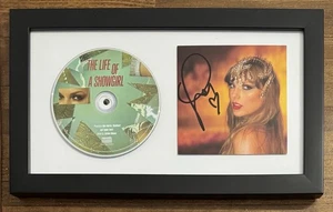 Taylor Swift CUORE FIRMATO INCORNICIATO foto sexy PSA DNA COA e Life Of A Showgirl CD - Foto 1 di 4