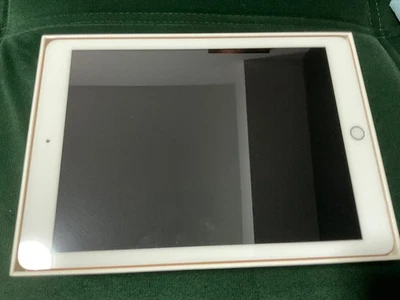 Apple iPad 6. Gen. 32GB, WLAN, 24,64 cm, (9,7 Zoll) - Gold Beschädigt  - Bild 1 von 3