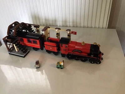 LEGO Harry Potter Hogwarts Express Train Set 75955 - Image 1 of 4