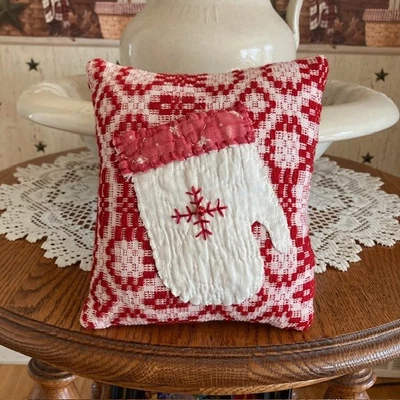 Primitive Quilted Mitten Cupboard Tuck - Image 1 of 2