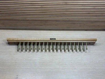 Corbata vintage y original Brooks Brothers roble y latón 36 clavijas con tapones perforados Foto 1 de 4