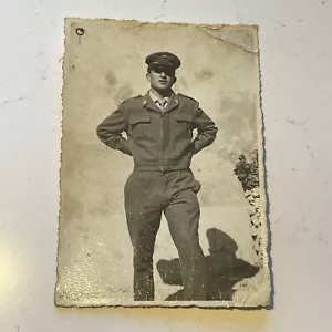 Fotografía original en blanco y negro 4 x 2,75" hombre en uniforme militar aire o Europa - Imagen 1 de 3