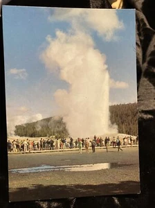 Yellowstone Nat'l Park Wyoming~Old Faithful Inn~Geyser~Tourists~Vintage Postcard - Picture 1 of 3