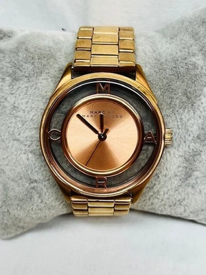 Reloj de cuarzo para dama MARC BY MARC JACOBS Tether MBM3414 tono oro rosa batería nueva Foto 1 de 4